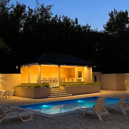 Aida Villa SJJ