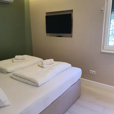 Aida Villa *